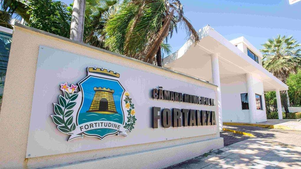 Vereadores que pediram voto para André Fernandes no 2º turno apagam fotos com ele; veja nomes