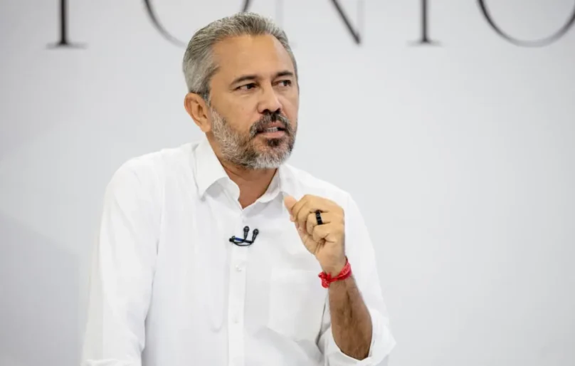 Propaganda de Elmano no rádio traz balanço da gestão, aposta em Lula e faz menção a ‘Cironaro’