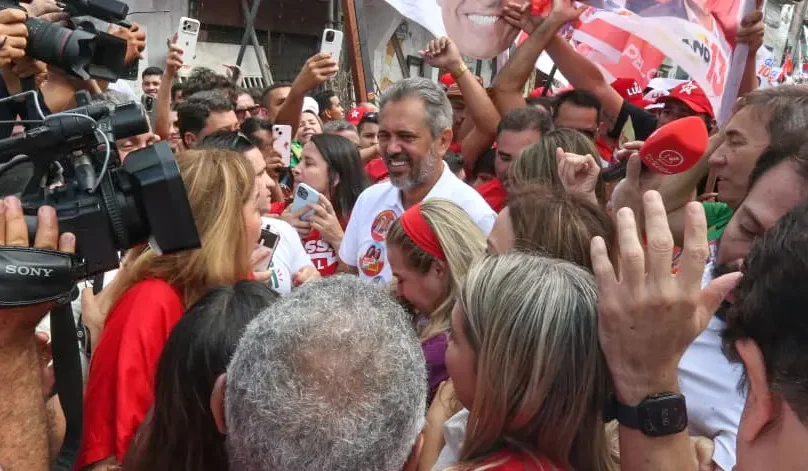 Elmano começa campanha no Pirambu, em primeiro ato com Cid e Luizianne, e ressalta gestão da saúde