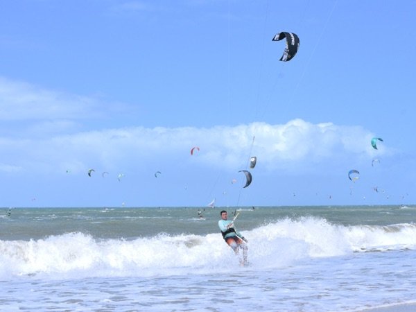 Kitesurf e wingfoil: entenda a proposta do Ceará para regulamentar as práticas esportivas