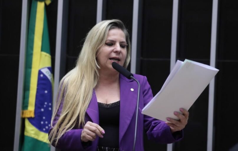 Após ligação de Elmano, Luizianne pega voo Brasília-Ceará para confirmar candidatura ao Senado