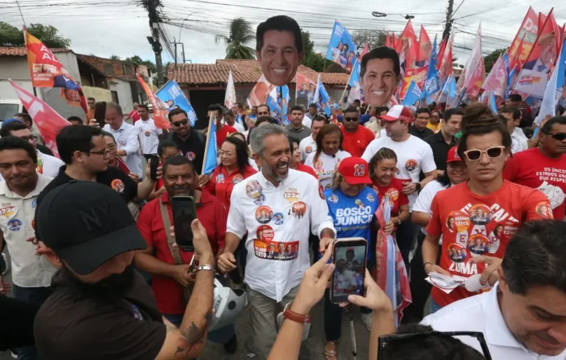 Elmano de Freitas participa de caminhada no bairro do Aracapé, em Fortaleza