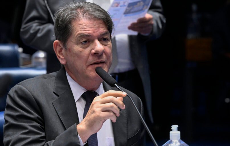 Cid propõe novo piso para arquitetos, engenheiros, veterinários e outras oito profissões