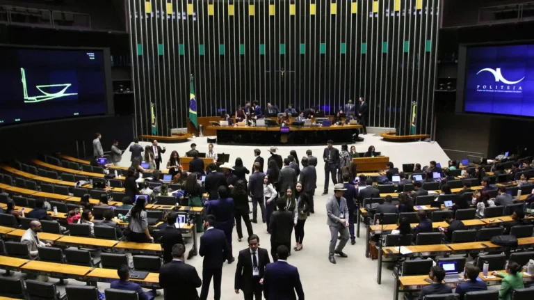 Congresso retorna do recesso com 97 vetos presidenciais e pautas de campanha pendentes