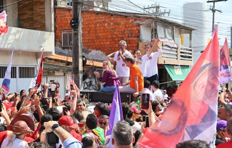 Elmano inicia campanha à reeleição com caminhada no Pirambu, em Fortaleza