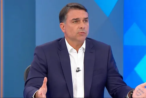 Em sabatina, Flávio Bolsonaro segue sem explicar contrato com Vorcaro: “Relação privada”