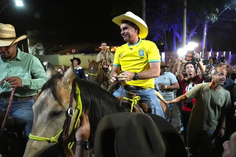 Campanha de Lula pede cassação de chapa de Flávio Bolsonaro por abuso econômico