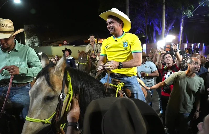 Campanha de Lula pede cassação de chapa de Flávio Bolsonaro por abuso econômico