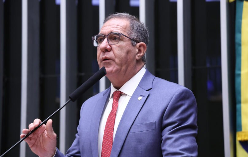 Gastão protocola projeto de lei para garantir segurança jurídica às barracas da Praia do Futuro