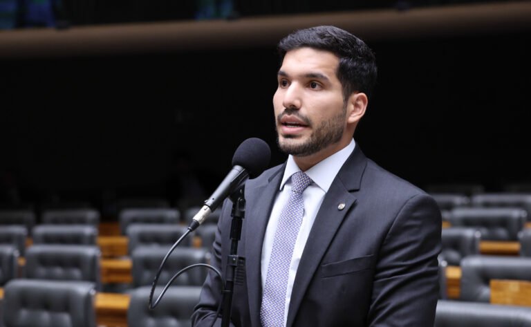 Justiça Eleitoral multa André Fernandes em R$ 45 mil por descumprir decisão judicial