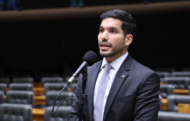Justiça Eleitoral multa André Fernandes em R$ 45 mil por descumprir decisão judicial