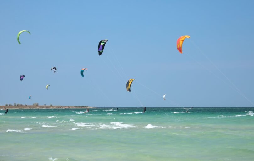 Alece debate medidas para fortalecer kitesurf e wingfoil no Ceará