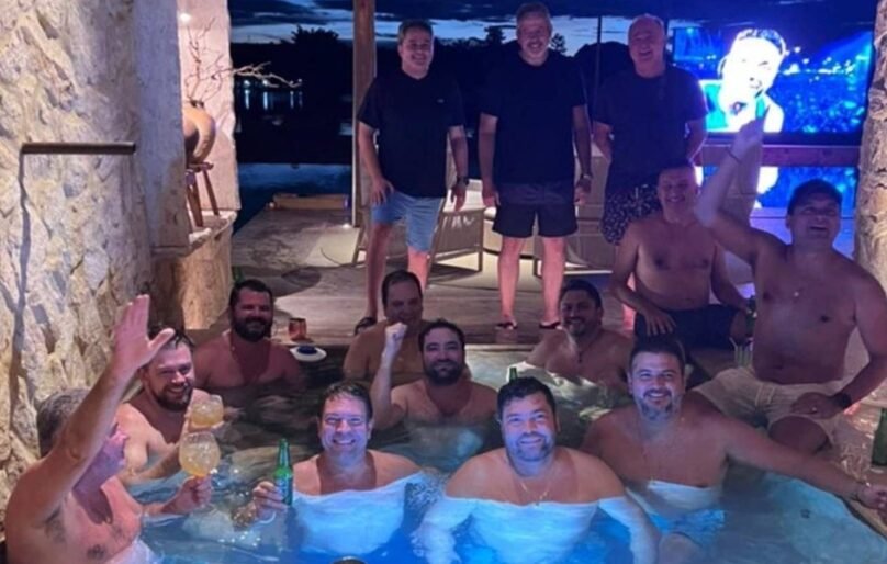 PF encontra foto de advogado investigado por fraudes no INSS em piscina com deputados e senadores