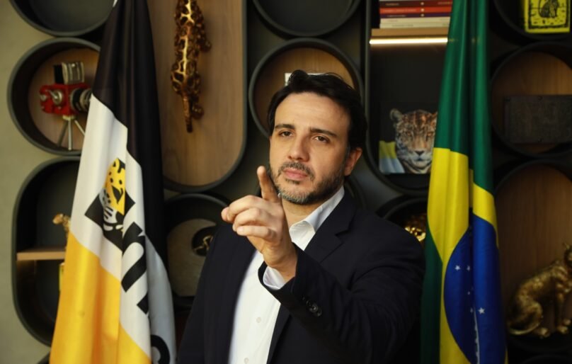Missão pede investigação sobre filiação falsa de Flávio ao partido
