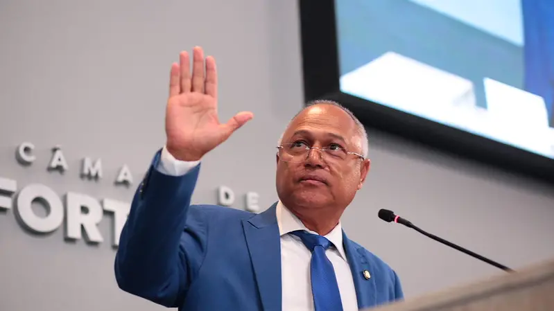 Câmara de Fortaleza faz minuto de silêncio e levanta sessão em homenagem a Cônsul do Povo