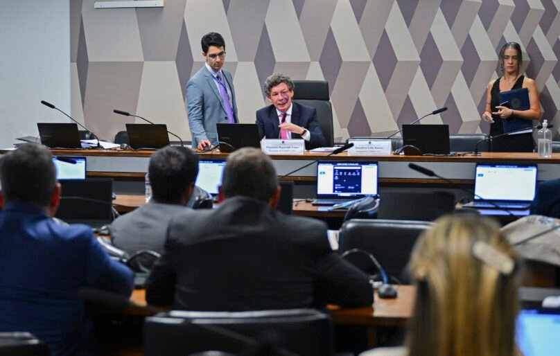 Comissão adia votação do fim da “taxa das blusinhas” no Congresso
