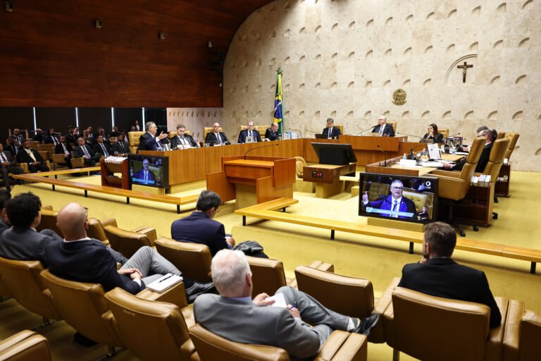 Dino pede vista e adia julgamento sobre Moraes e Mendonça