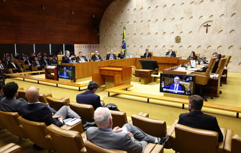 Dino pede vista e adia julgamento sobre Moraes e Mendonça