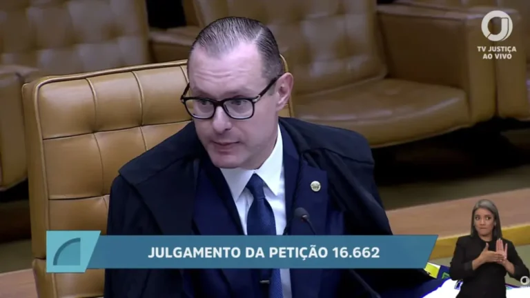 Cristiano Zanin acompanha Dino e Gilmar Mendes e vota para juntar casos de Mendonça e Moraes