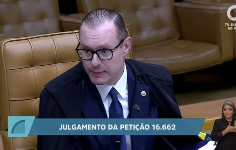 Cristiano Zanin acompanha Dino e Gilmar Mendes e vota para juntar casos de Mendonça e Moraes
