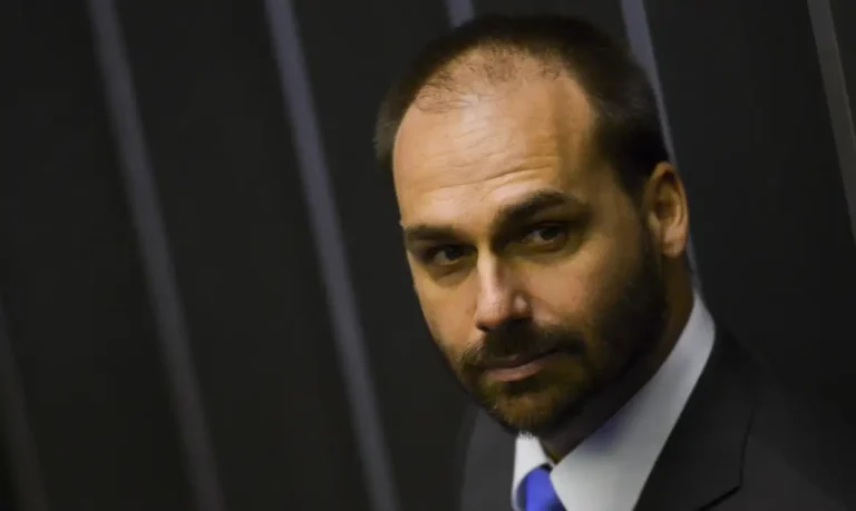 Eduardo Bolsonaro é demitido da Polícia Federal por abandono de cargo