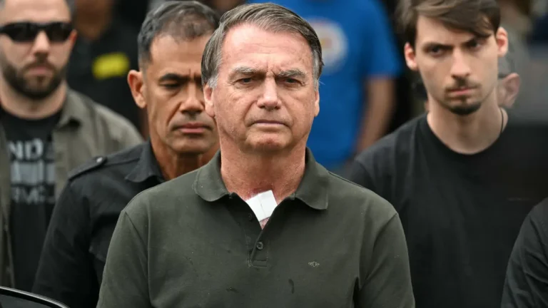 Bolsonaro pede suspensão da prisão até análise de revisão da condenação pedida ao STF