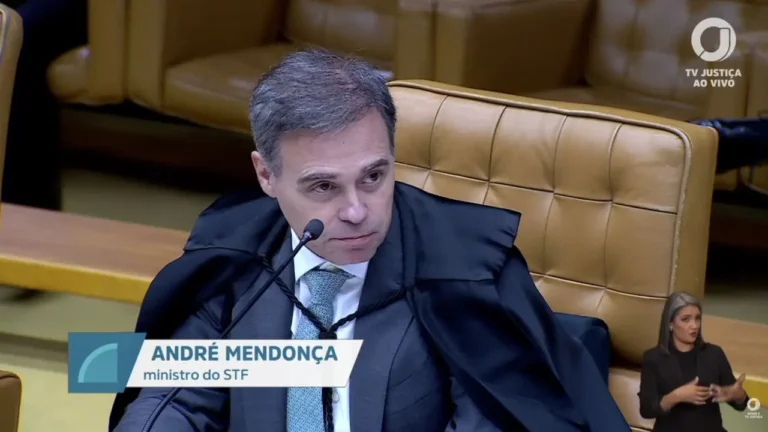 Mendonça segue voto de Fachin e pede separação em processos onde ele e Moraes são citados
