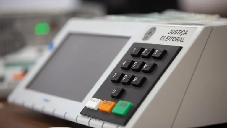 TRE-CE realiza testes e lacre das urnas eletrônicas para eleições de 2026