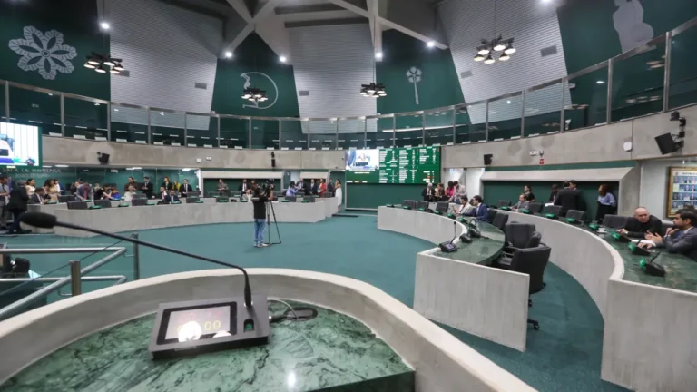 Alece suspende sessões até o fim do 1º turno e libera deputados para a campanha eleitoral