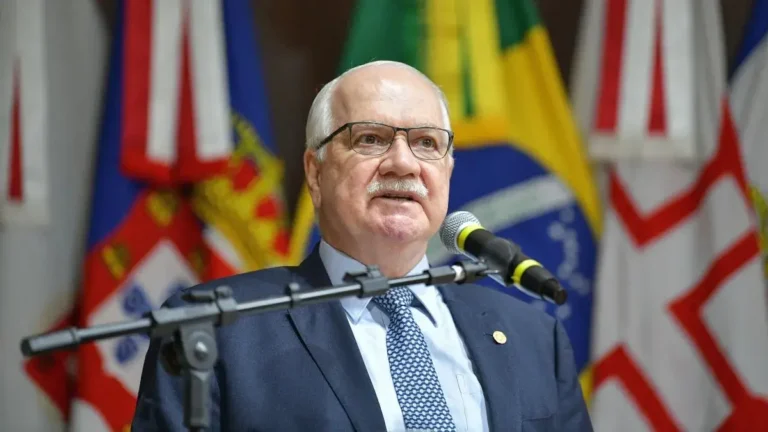 Fachin manda PF prestar informações sobre celular de Vorcaro em até 24 horas