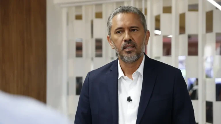 Justiça Eleitoral suspende perda de 29 minutos de Elmano na TV por comparação entre Ciro e Bolsonaro