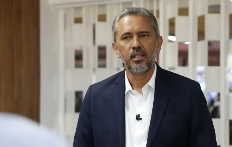 Justiça Eleitoral suspende perda de 29 minutos de Elmano na TV por comparação entre Ciro e Bolsonaro