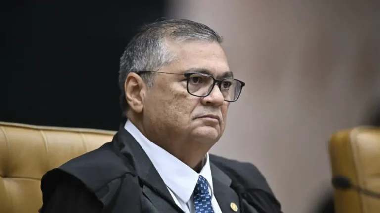 Flávio Dino discorda de Fachin e vota pelo adiamento da análise do processo de Moraes no STF