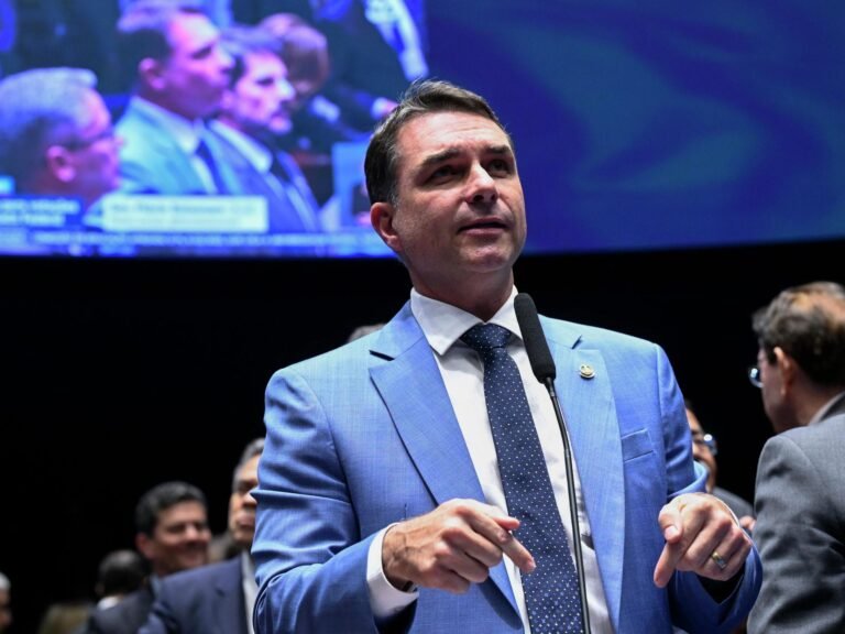 Flávio Bolsonaro viajou em jatinho com participação de Daniel Vorcaro, diz revista