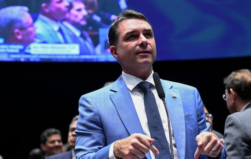 Flávio Bolsonaro viajou em jatinho com participação de Daniel Vorcaro, diz revista