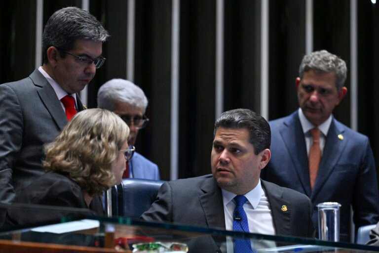 Alcolumbre pauta votação do fim da escala 6×1 para a próxima quarta (14)