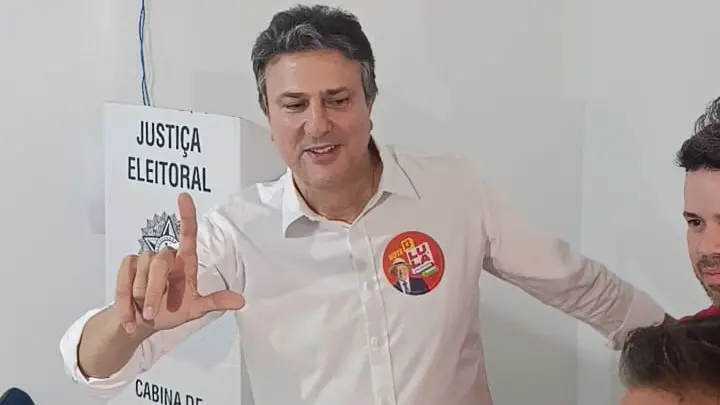 Senador Camilo Santana (PT) vota em Barbalha no 2° turno