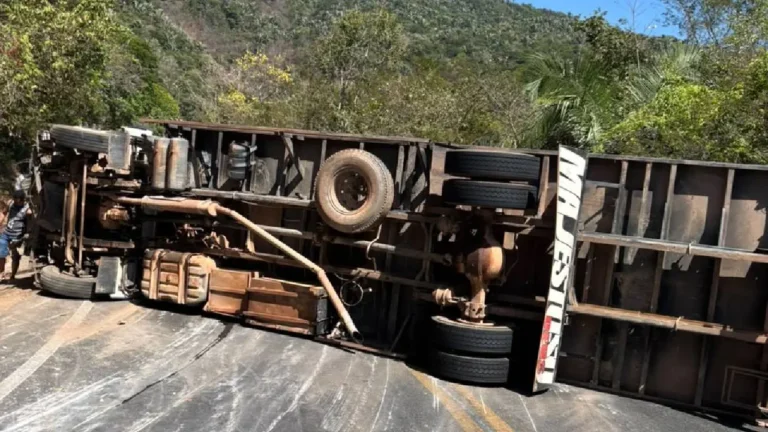 Carreta tombada na BR-222 é deslocada para acostamento, e retirada fica para segunda-feira (26)