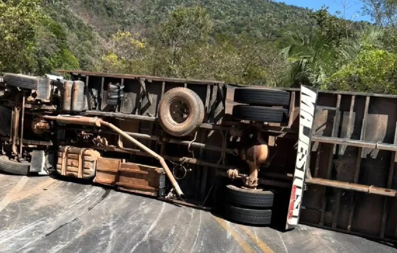 Carreta tombada na BR-222 é deslocada para acostamento, e retirada fica para segunda-feira (26)