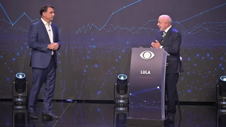 Em três blocos do debate da Globo, candidato deverá ficar no púlpito enquanto adversário fala