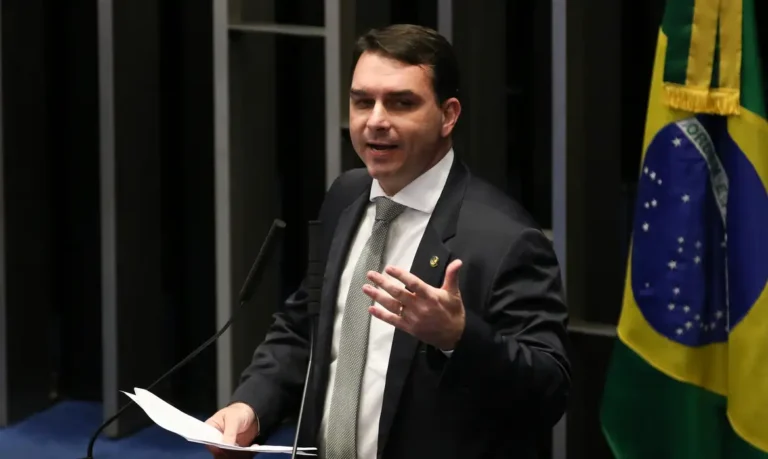Flávio Bolsonaro pede ao TSE suspensão de 221 postagens de apoiadores de Lula
