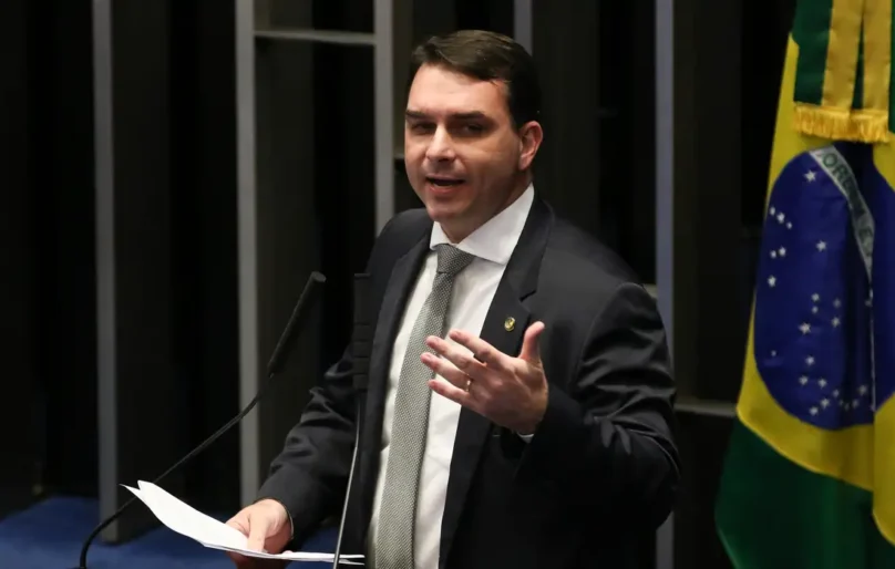 Flávio Bolsonaro pede ao TSE suspensão de 221 postagens de apoiadores de Lula