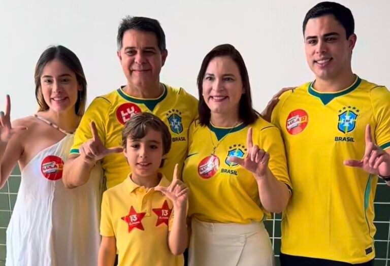 Evandro Leitão vota ao lado da primeira-dama Cristiane Leitão, no Varjota, em Fortaleza