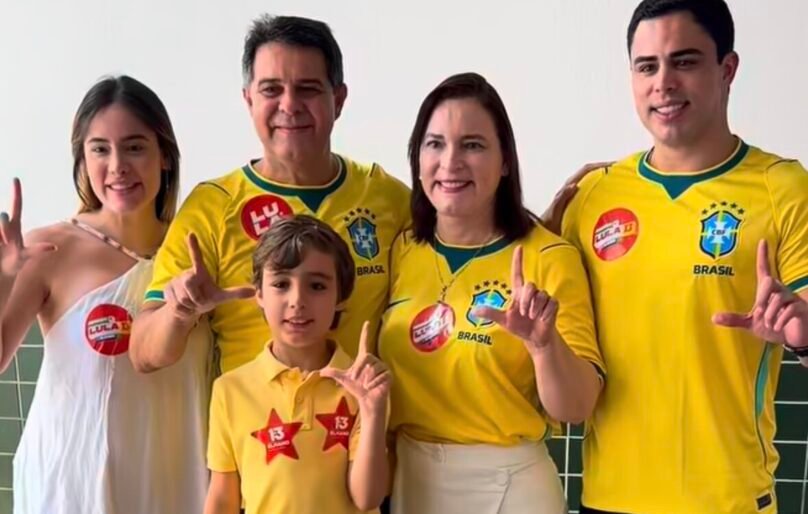Evandro Leitão vota ao lado da primeira-dama Cristiane Leitão, no Varjota, em Fortaleza