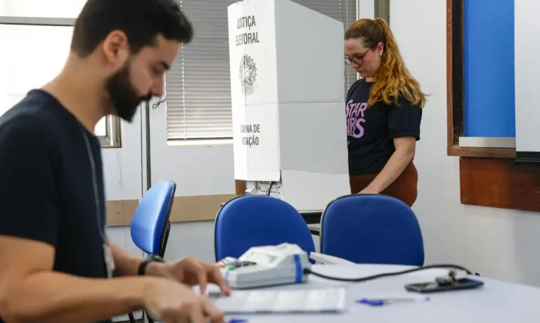 Eleições 2026: TSE proíbe novos conteúdos com IA que usem imagem ou voz de candidatos a partir desta quinta (22)