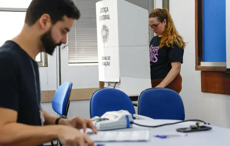 Eleições 2026: TSE proíbe novos conteúdos com IA que usem imagem ou voz de candidatos a partir desta quinta (22)