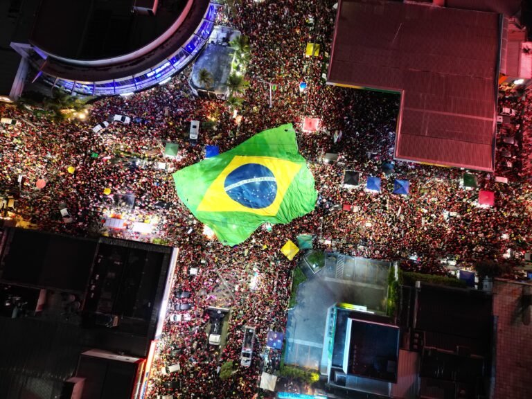 Apoiadores de Lula lotam Avenida Dom Luís, em Fortaleza