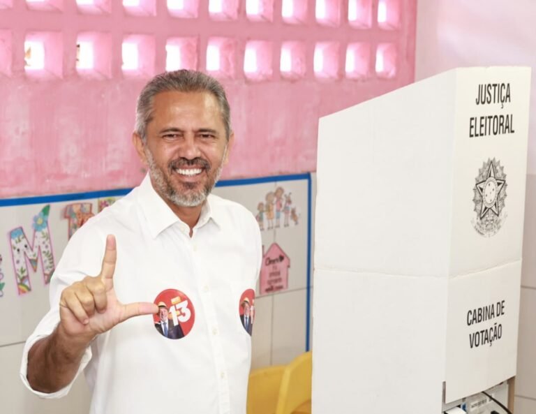 Elmano vota em Caucaia ao lado de Luizianne Lins e reforça apoio a Lula