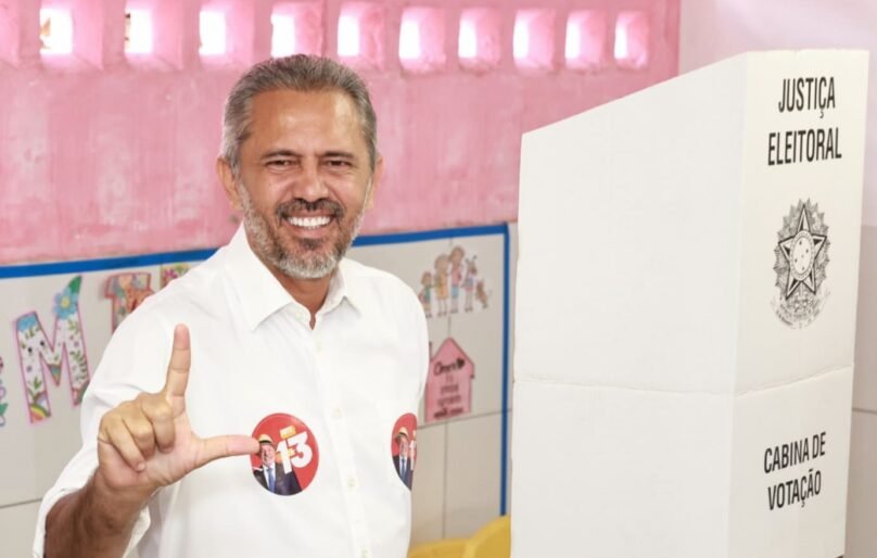 Elmano vota em Caucaia ao lado de Luizianne Lins e reforça apoio a Lula