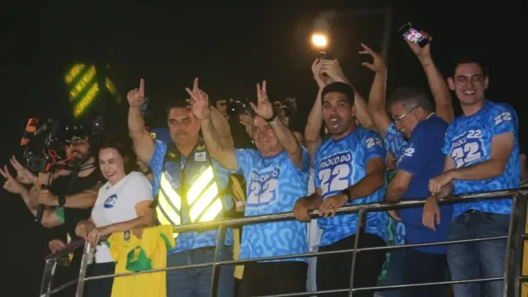 “Livrai-nos do PT, Amém”: Alcides puxa Pai Nosso em ato de Flávio Bolsonaro em Fortaleza